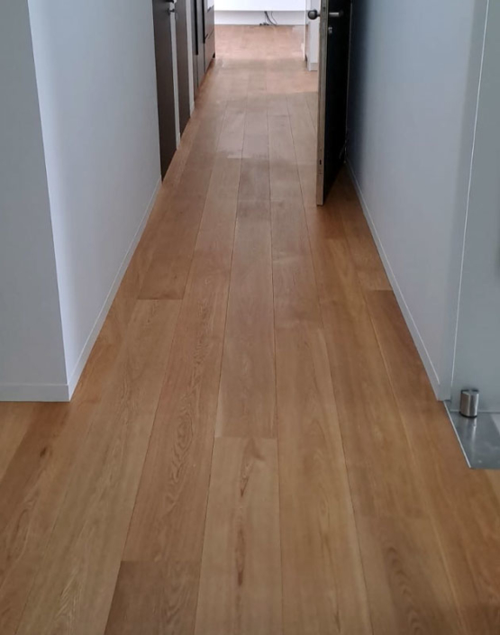 parquets en chêne semi massif huilé naturel dans un couloir
