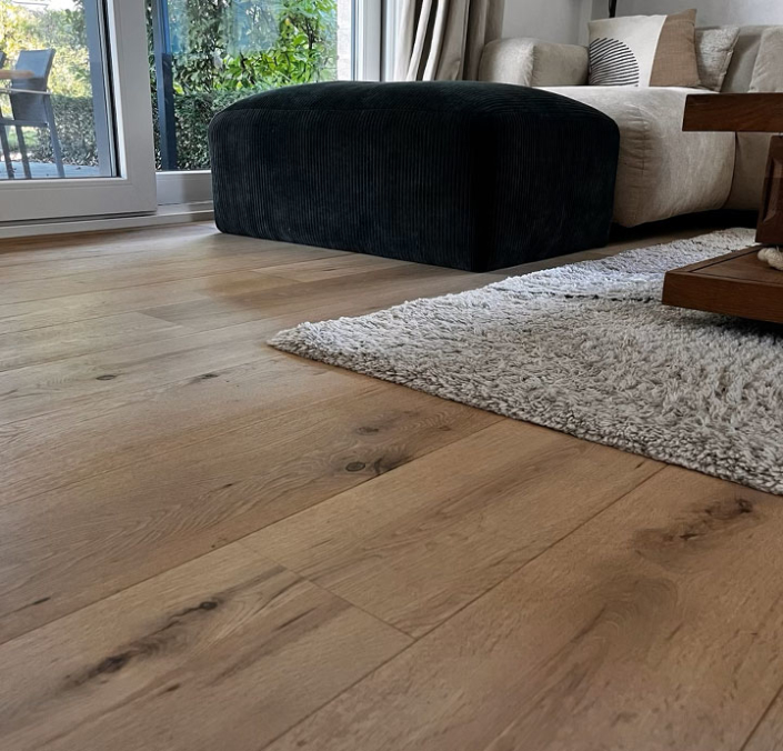 parquet en chêne semi massif dans un séjour avec canapé et tapis