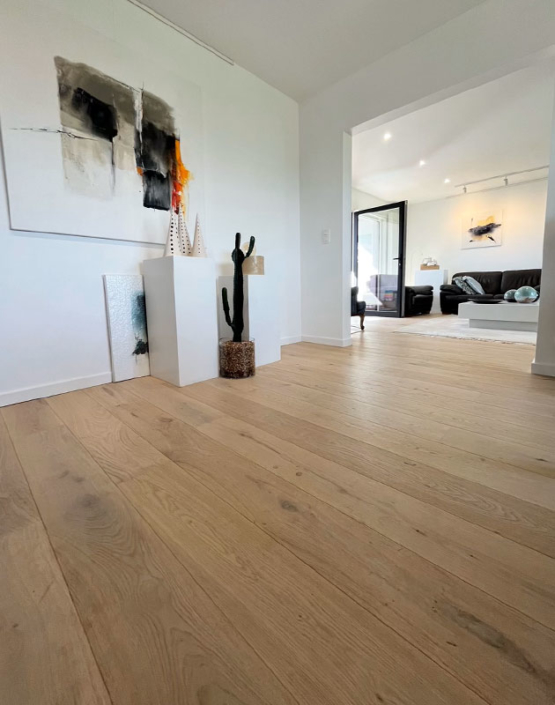 parquet en chêne avec vernis invisible dans un couloir
