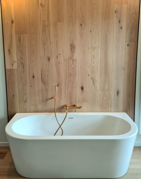 chêne semi massif au mur dans une salle de bain avec baignoire
