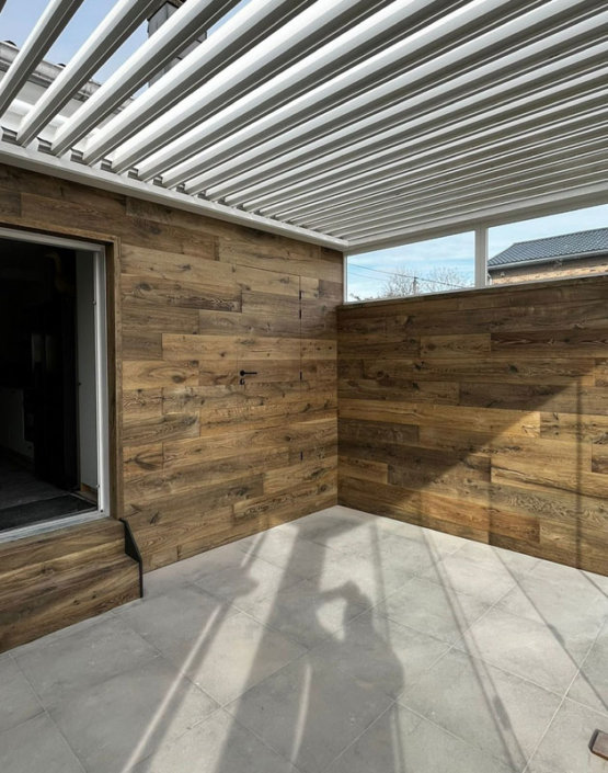 bardage en bois antique brown sur une terrasse