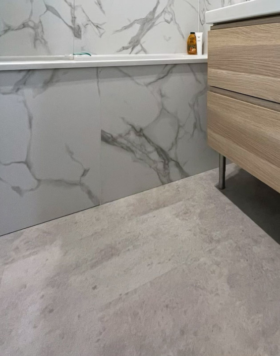 vinyle duplex aspect beton au sol dans une salle de bain