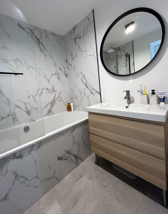 vinyle duplex aspect beton au sol dans une salle de bain avec evier et baignoire
