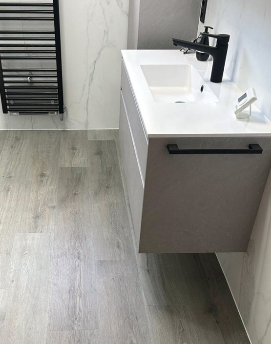 vinyle loft stone dans une salle de bain