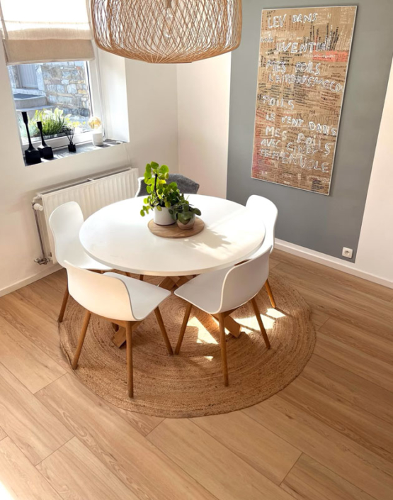 vinyle couleur lin dans un sejour avec table ronde blanche