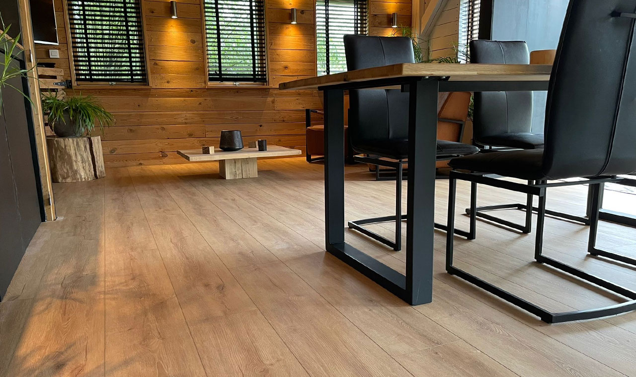 sol en vinyle rigide villa passion et mur en bois dans le séjour d'une maison