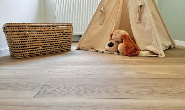 vinyle villa relax avec panier en osier et peluche