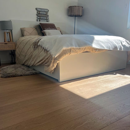 parquet en chene semi massif vernis invisible dans une chambre