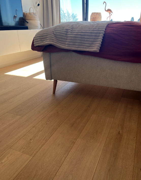 parquet en chêne semi massif sous un lit