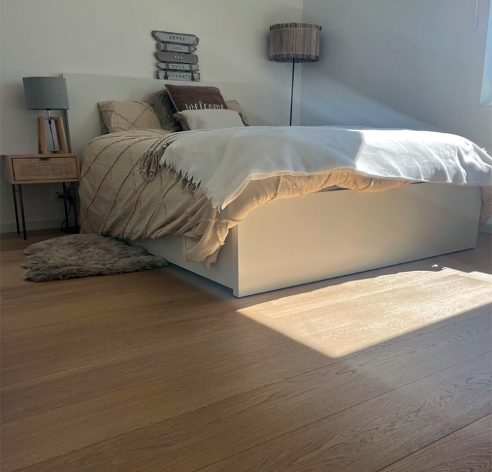 parquet en chene semi massif vernis invisible dans une chambre