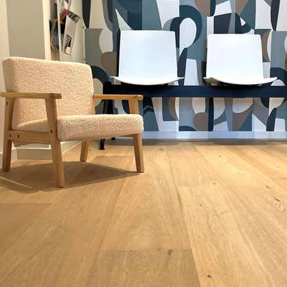 parquet en chene avec vernis invisible dans une salle d'attente