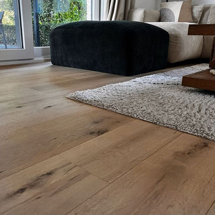 parquet en chêne semi massif dans un séjour avec canapé et tapis