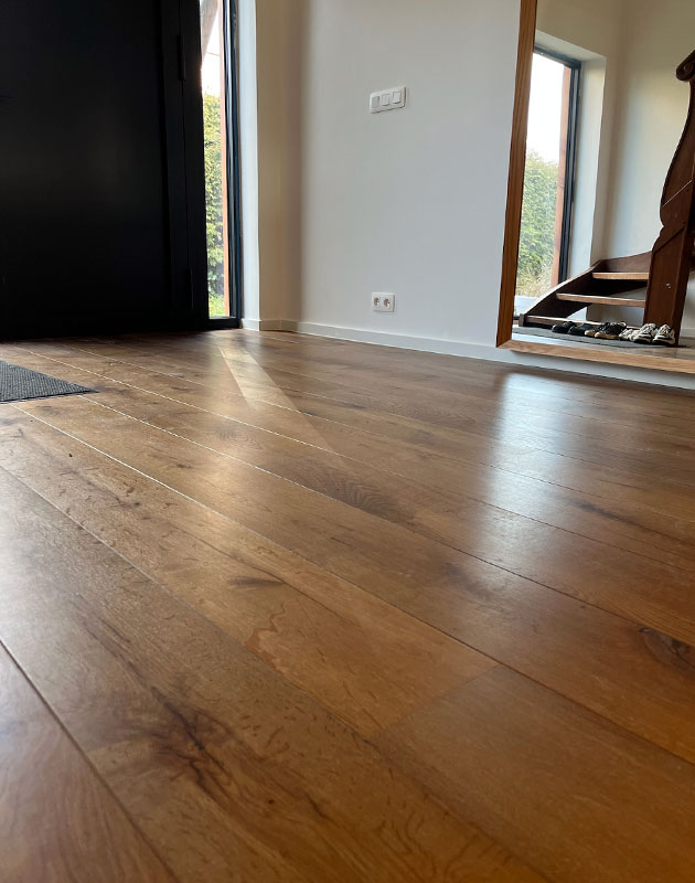 parquet en chêne semi-massif dark smoke dans un hall d'entrée