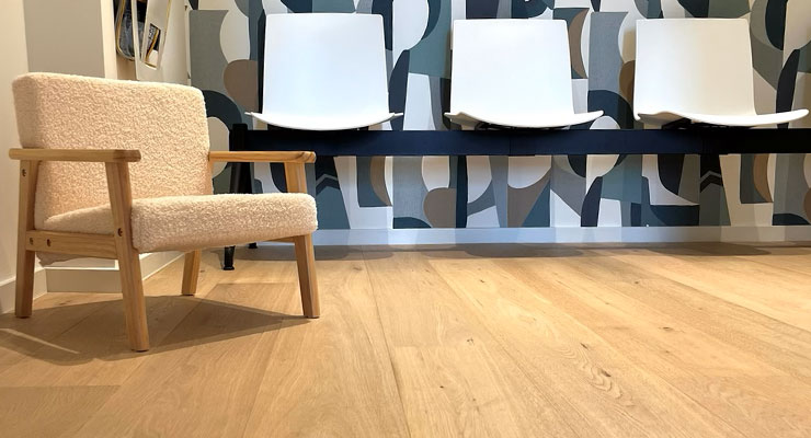 parquet semi massif de la gamme standard dans une salle d'attente